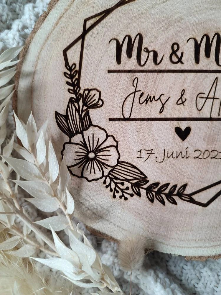Handgefertigte Baumscheibe Hochzeit – Personalisiertes Hochzeitsgeschenk mit floralem Gravurdesign