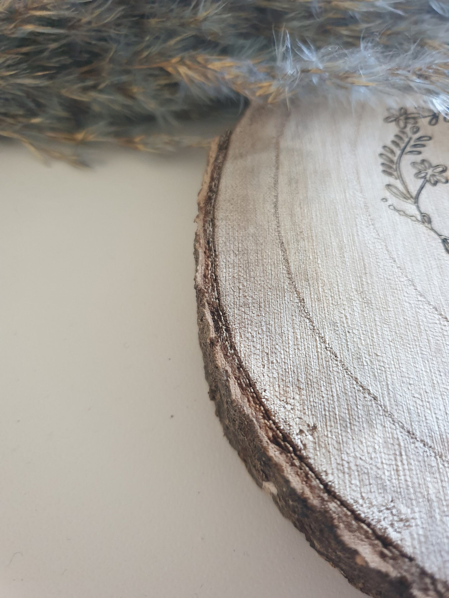 Personalisierte Baumscheibe mit Herzgravur – Hochzeitsgeschenk aus Holz für Brautpaare